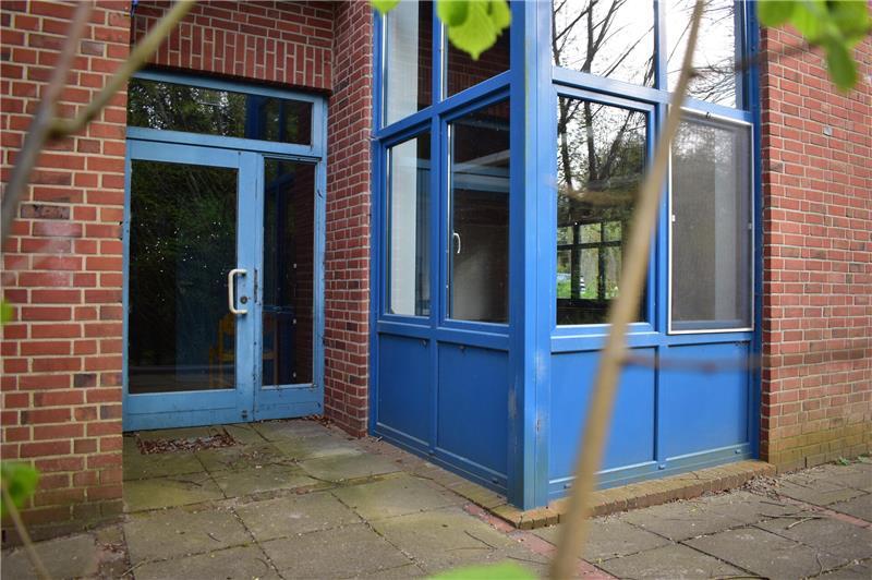 Ist hier in Zukunft eine Wohnungstür? In der alten Grundschule könnten langfristig Bliedersdorfer wohnen. Sie soll kein Dorfgemeinschaftshaus 2.0 werden, aber könnte auch Räume haben, die der Dorfgemeinschaft zugutekommen.