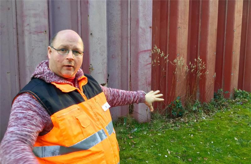 Ist immer noch nicht nicht überzeugt: Bernhard Korfin glaubt auch nach der Begehung an die Existenz eines U-Bahnhofs unter Steilshoop. Die mächtigen Spundwände sieht er als sicheres Indiz, sie seien Stützen der unterirdischen Station. Foto: Lorenz