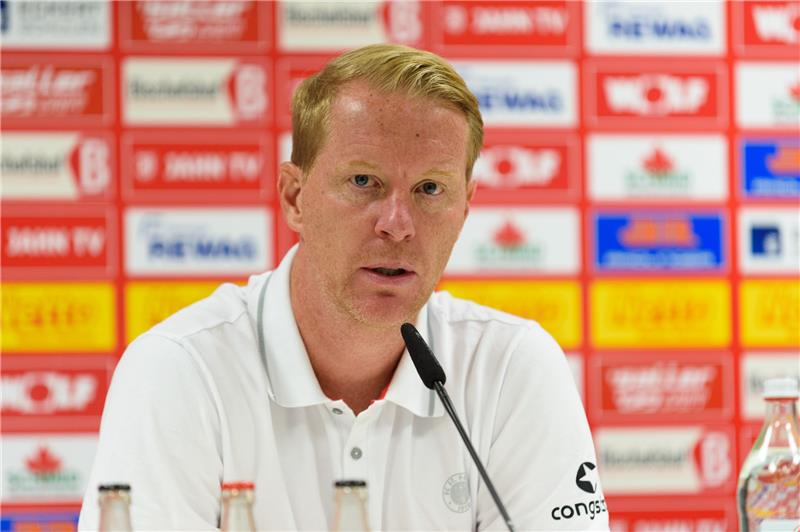 St. Pauli nach 0:2 in Regensburg weiter auf Talfahrt Ist mit dem FC St. Pauli seit fünf Spielen ohne Dreier: Trainer Timo Schultz. Foto: dpa-Bildfunk