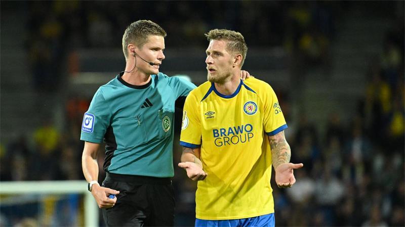 Ist neuer Spielertrainer seines Heimatclubs SV Wilhelmshaven: Der langjährige Bundesliga-Stürmer Sebastian Polter (r).