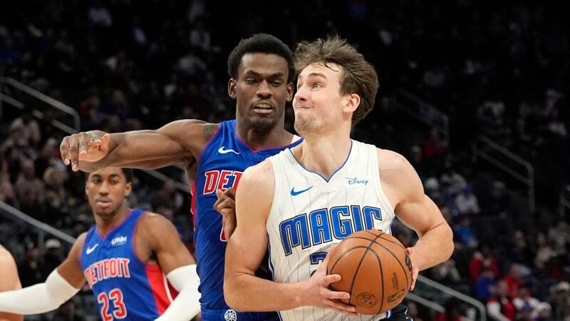 Basketball-Weltmeister Franz Wagner überragt mit 38 Punkten Ist nicht zu stoppen: Franz Wagner (r) von den Orlando Magic.