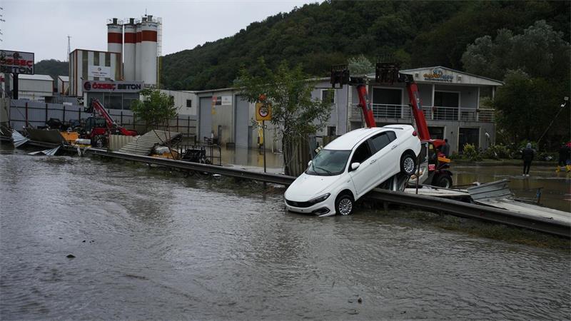 Istanbul nach Starkregen: Auto hängt auf Schutzplanke fest