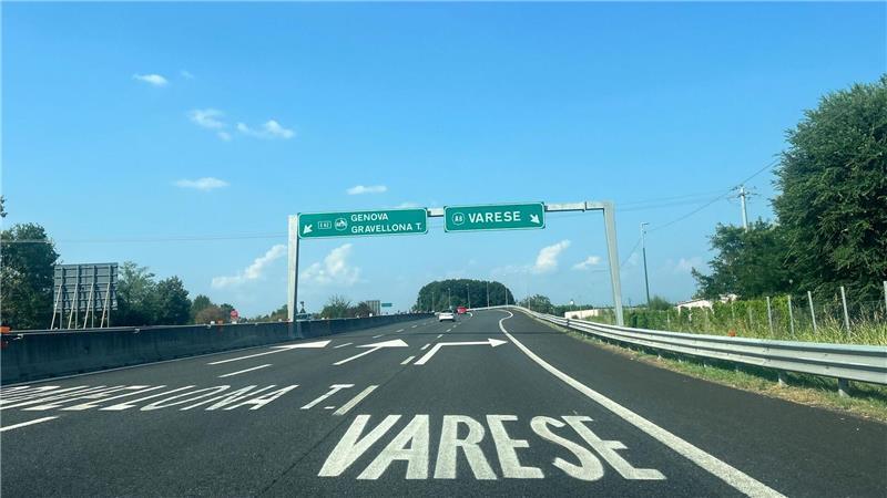 In Italien im Stau? Künftig gibt es Geld zurück Italien nimmt für sich in Anspruch, die älteste Autobahn der Welt zu besitzen: die Strecke zwischen Mailand und Varese. (Archvbild)