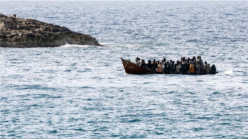 Asylverfahren auslagern? Gerichtshof verschärft Bedingungen Italien wollte die Asylanträge von auf dem Mittelmeer gestoppten Migranten aus sicheren Herkunftsländern in Albanien prüfen und sie erst dann einreisen lassen. Jetzt äußert sich der EuGH zu einem Aspekt dieses Modells. (Archivbild)