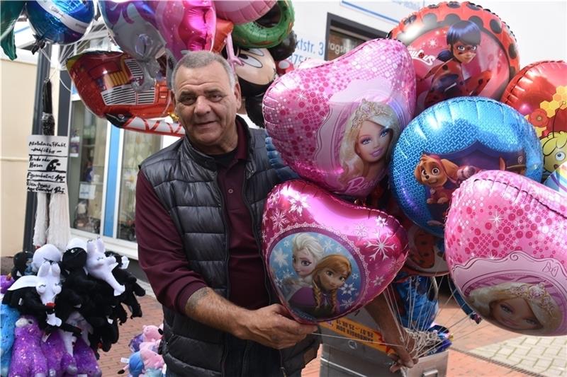 Italiener Lorenzo Basso verkauft Luftballons und Kuscheltiere. Foto: Beneke
