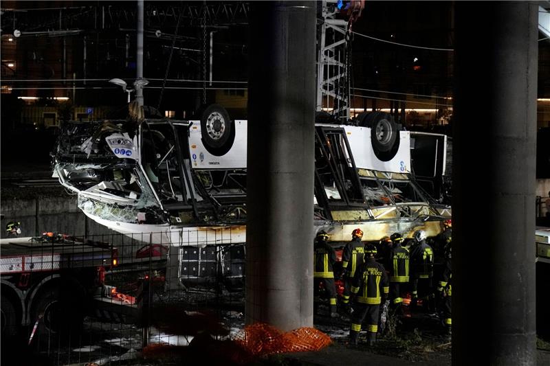 Was führte zu der Buskatastrophe von Venedig? Italienische Feuerwehrleute arbeiten nach dem Busunglück an der Unfallstelle.