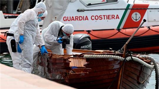 Italienische Forensiker begutachten den Schaden an dem Holzboot.