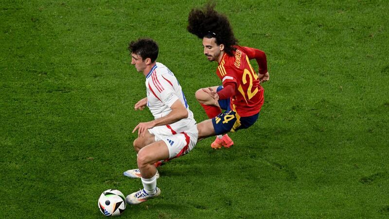 Spanien nach Gala im Achtelfinale - Italien enttäuscht Italiens Andrea Cambiaso (l) und Spaniens Marc Cucurella kämpfen um den Ball.