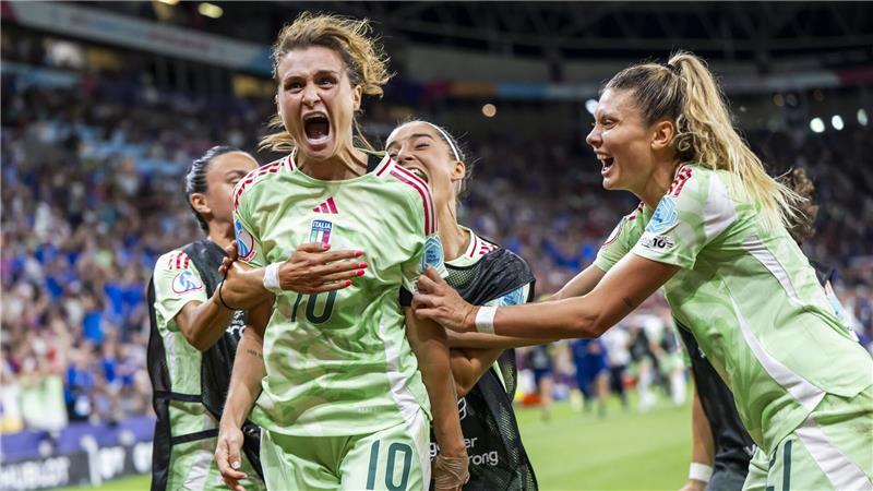 Italiens Cristiana Girelli feiert ein Tor beim Spiel gegen Norwegen im Viertelfinale der EM in der Schweiz.