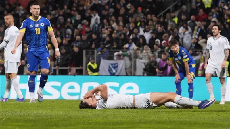 Italiens Fußball liegt nach dem Playoff-Aus am Boden - so wie hier Pio Esposito.