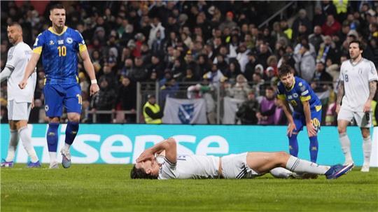 Italiens Fußball liegt nach dem Playoff-Aus am Boden - so wie hier Pio Esposito.