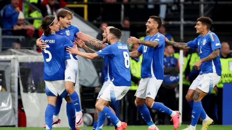 Italiens Nicolò Barella (2vl) wird nach seinem Tor zum 2:1 von den Teamgefährten umjubelt.