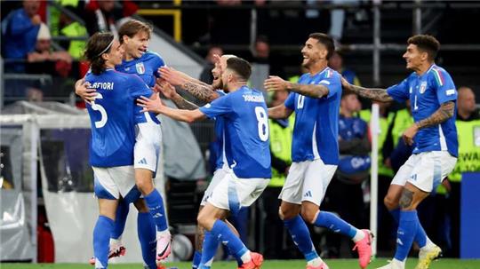Italiens Nicolò Barella (2vl) wird nach seinem Tor zum 2:1 von den Teamgefährten umjubelt.
