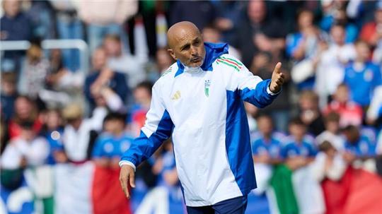 Italiens Trainer Luciano Spalletti öffnete das Training für die Fans.