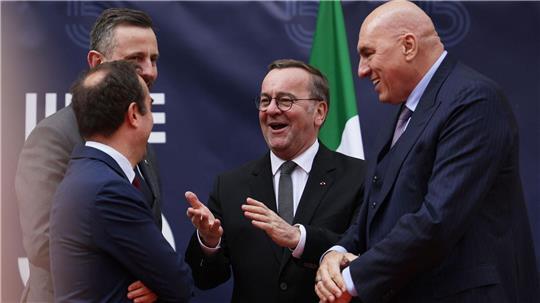 Italiens Verteidigungsminister Guido Crosetto (rechts) bei einem Treffen mit Verteidigungsminister Boris Pistorius (Mitte). (Foto: Archiv)