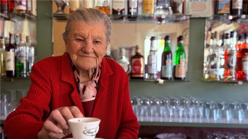 Nonna Anna macht Caffè - auch mit 100 noch Italiens älteste Barista Anna Possi verkauft auch mit 100 noch Kaffee.