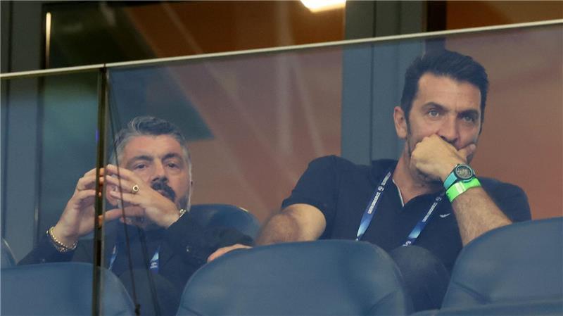 Dramatisches Viertelfinale: Joker Röhl trifft beim 3:2-Sieg Italiens neuer Nationaltrainer Gennaro Gattuso (l) erlebte ein spannendes K.o.-Duell.