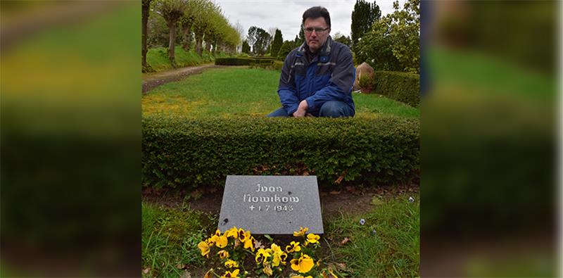 Ivan Nowikow starb 1943 im Alter von sechs Monaten. Heute blühen auf dem Grab Blumen. So ist es, seit er sich erinnern kann, sagt Ernst-Wilhelm Cordes, 1. Vorsitzender des Friedhofsverbands in Schwinge. Foto Richter