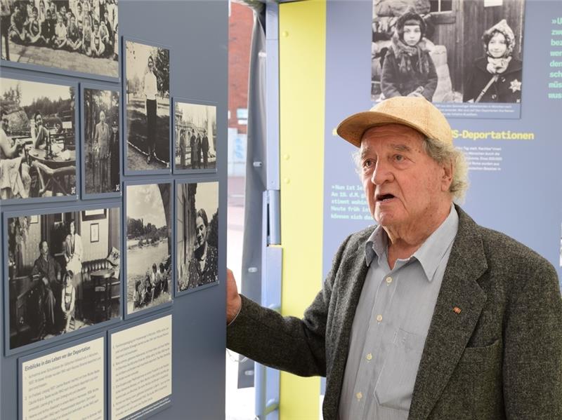 Erinnerung und Mahnung: Holocaust-Zeitzeuge Ivar Buterfas kommt nach Stade Ivar Buterfas in einer Ausstellung über die Nazi-Zeit, die vor kurzem in Stade zu sehen war. Foto: Strüning