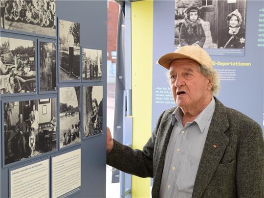 Ivar Buterfas in einer Ausstellung über die Nazi-Zeit, die vor kurzem in Stade zu sehen war. Foto: Strüning