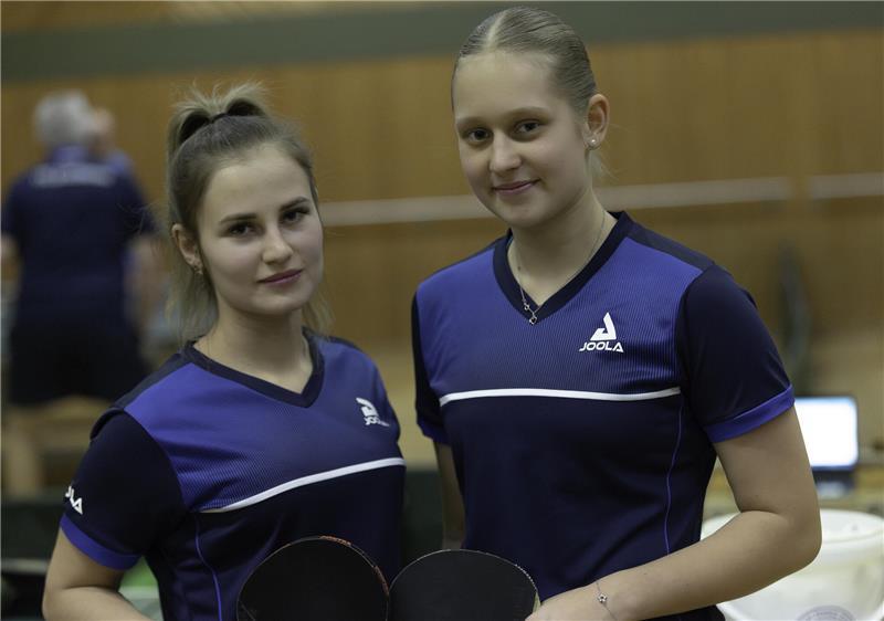 17-jährige Fabienne Nickel fordert auch Tischtennis-Herren heraus Ivette Robertus und Fabienne Nickel führen die Drochterser Damen in der Verbandsliga an.