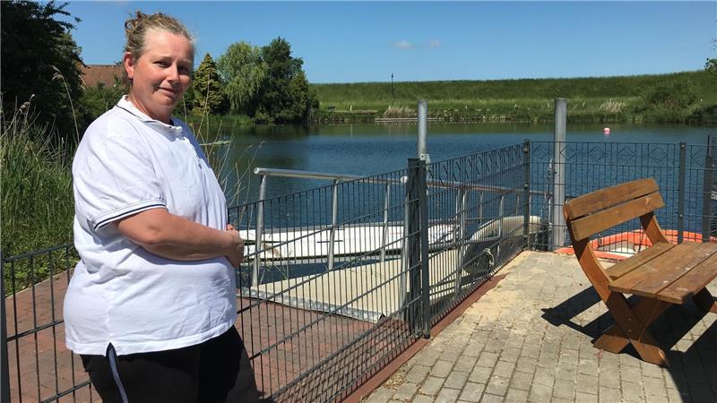 Naturbad Krummendeich geöffnet: Nirgendwo ist der Badespaß so günstig Ivonne Meyer zeigt den Weg: Barrierearm geht es über eine Rampe ins Wasser.