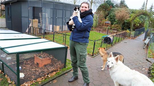 Ivonne Sommer hält auf dem Gelände der Arche Oyten den Kater Theißen auf dem Arm. 