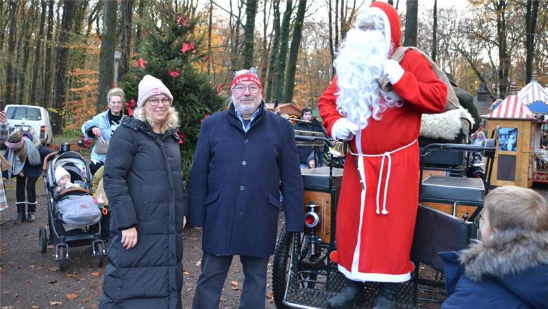 Ivonne Vos und Stephan Schnigge, Vorsitzende des Dorfgemeinschaftsvereins, begrüßen den Weihnachtsmann im Buchenwald.