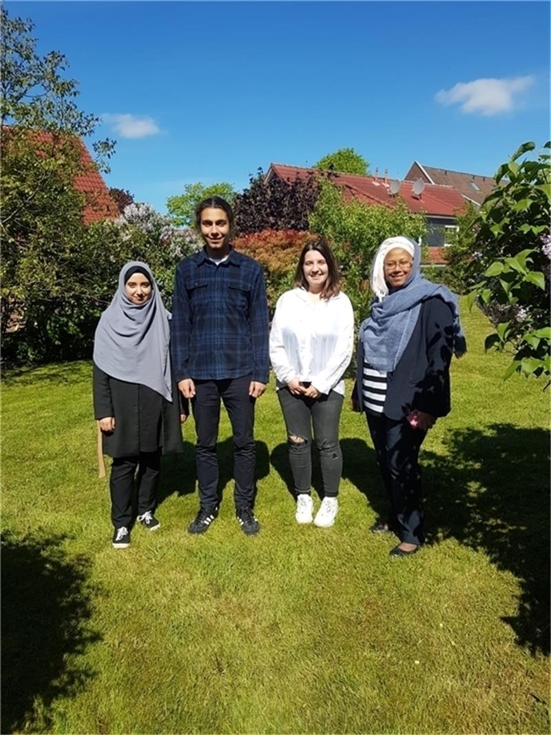 Verjüngungskur: Vorsitzende Mahdi gibt Amt ab Iyamide Mahdi (rechts) stellt den neuen Vorstand von ZinKKo vor: (von links) Zahra Chahrour, Mahdieu Wermes und Diamanta Hykaj.