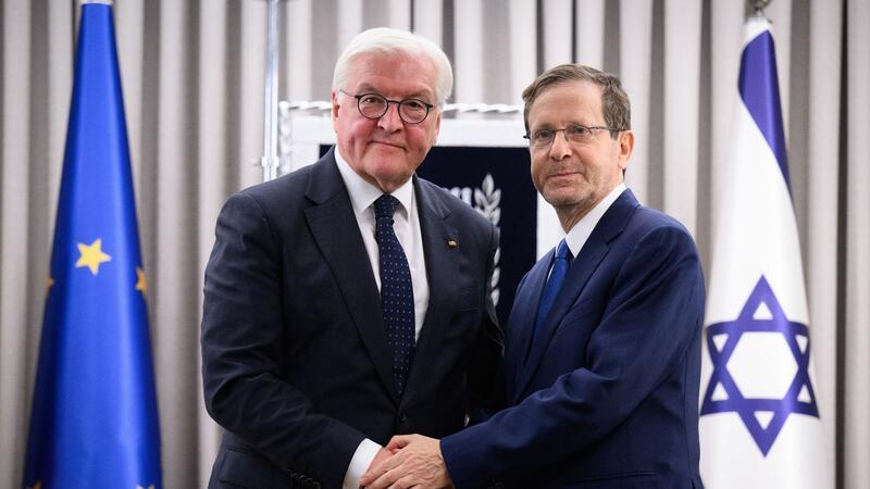 Izchak Herzog (r), Präsident von Israel, und Bundespräsident Frank-Walter Steinmeier geben sich vor einem Gespräch im Amtssitz des Präsidenten die Hand.
