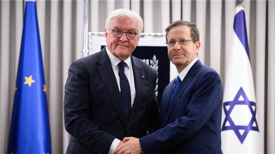 Izchak Herzog (r), Präsident von Israel, und Bundespräsident Frank-Walter Steinmeier geben sich vor einem Gespräch im Amtssitz des Präsidenten die Hand.