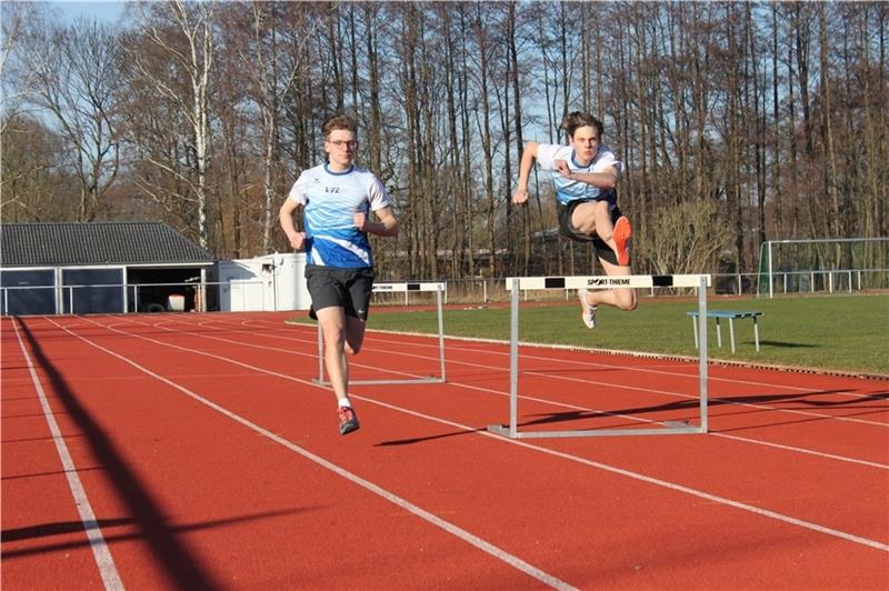 J annik Kühlke (links) und Luis Wolf beim Lauftraining. Obwohl das Gelände des VfL Stade in Ottenbeck riesig ist und die Plätze weit auseinander liegen, gilt die gesamte Fläche unter den Corona-Auflagen als eine Einheit, auf der sich nur zw