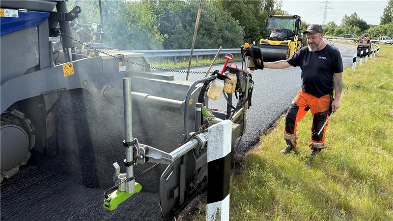 Darum muss der Asphalt auf der A26 saniert werden J.C.Witt-Straßenbauer Holger Hoth arbeitet mit GPS.