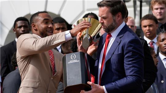 JD Vance zerlegt Trophäe.