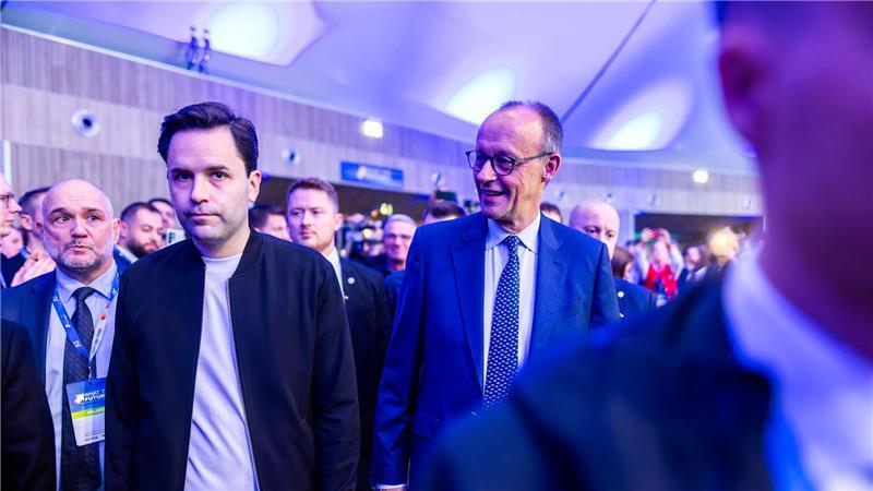 Merz und Unionsjugend im Rentenkonflikt - und nun? JU-Chef Johannes Winkel (links) ist im Rentenstreit grundlegend anderer Meinung als Kanzler Merz.