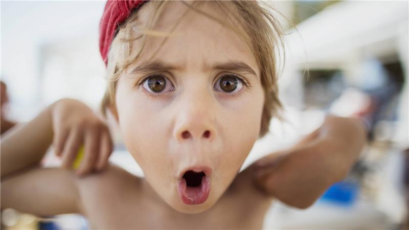 Hallo Arschloch! Wenn Kinder Schimpfwörter entdecken Ja, da guckst du! Kleine Kinder merken schnell, dass sie mit Schimpfwörtern auch Aufmerksamkeit bekommen.
