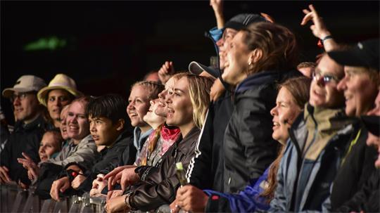 „Ja, ich weiß, es war 'ne geile Zeit“: Festivalfans singen beim MAMF 2026 mit Juli.