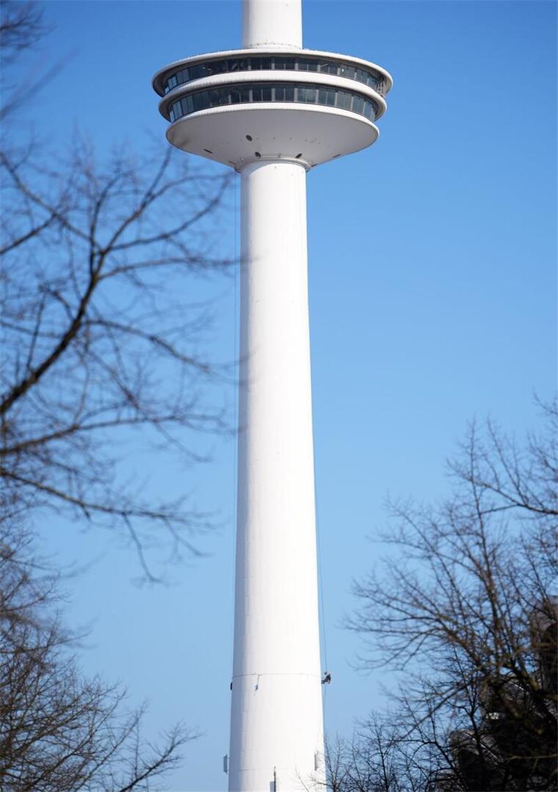 Ja, wo klettern sie denn? Am unteren Turm hängen zwei Höhenkletterer.