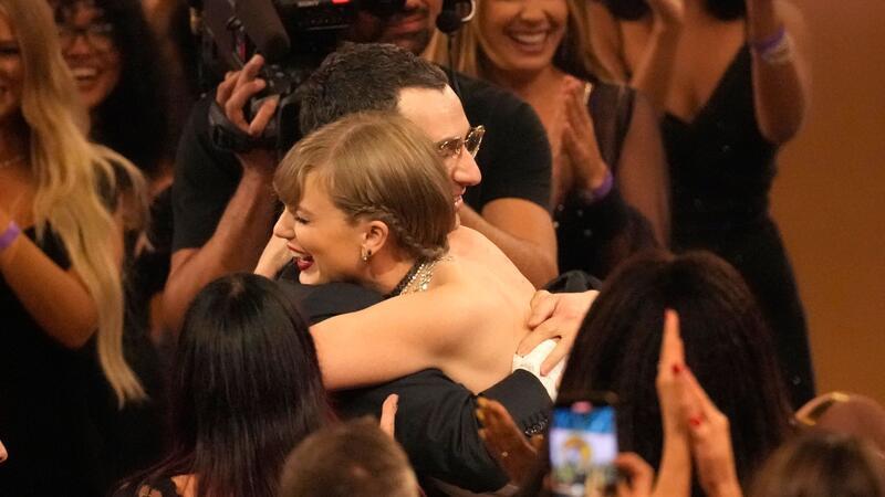 Taylor Swift schreibt mit viertem Album Grammy-Geschichte Jack Antonoff und Taylor Swift umarmen sich, nachdem sie das Album des Jahres gewonnen haben. „Es macht mich so glücklich“, sagte Swift in ihrer Dankesrede.