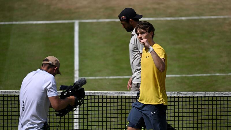 Berrettini verpasst dritten Tennis-Titel in Stuttgart Jack Draper (r) verlässt nach dem Sieg jubelnd neben dem favorisierten Matteo Berrettini (hinten) das Spielfeld.