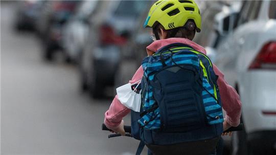 Jacken, Mützen oder Regenhüllen für den Ranzen: In der nassen Jahreszeit haben Schulkinder vieles im Klassenraum zu verstauen (Symbolbild).