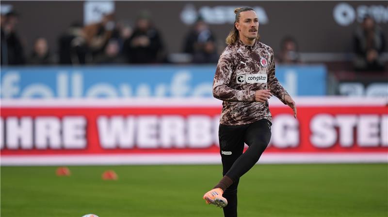 Jackson Irvine (FC St. Pauli) wärmt sich vor Spielbeginn auf.