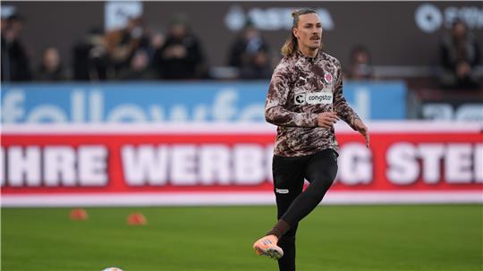 Jackson Irvine (FC St. Pauli) wärmt sich vor Spielbeginn auf.