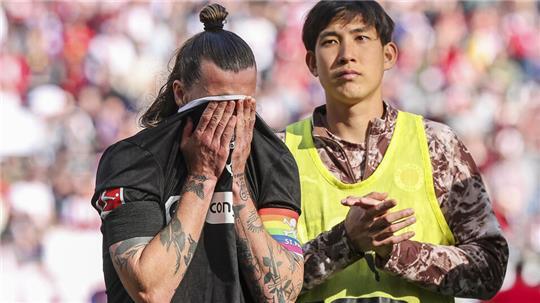 Jackson Irvine (l, FC St. Pauli) und Taichi Hara (FC St. Pauli) reagieren nach dem Spiel.