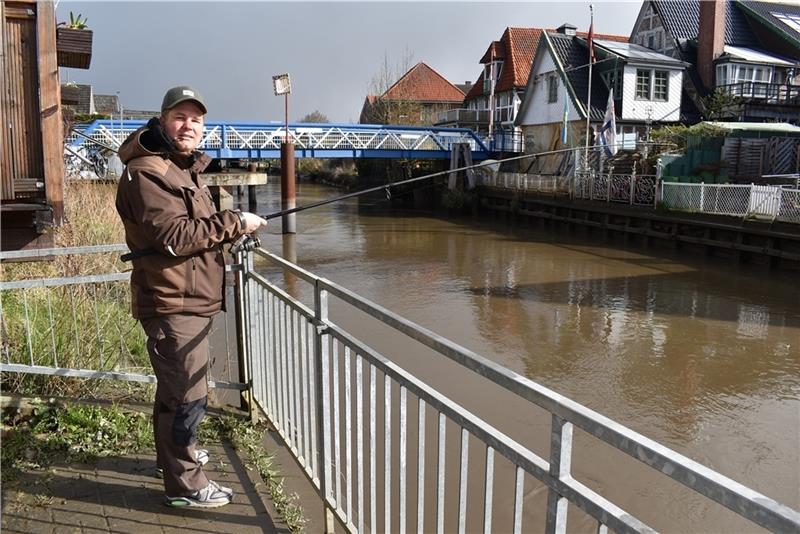 Jacob Beßmann vom Fischereiverein Lühe-Este hat seine Angel vor der Drehbrücke in Estebrügge ausgeworfen. Foto: Vasel
