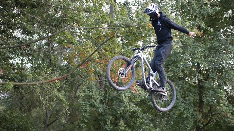 Jacob Grundmann beim Suicide - im Sprung fixiert er das Rad mit den Knien.