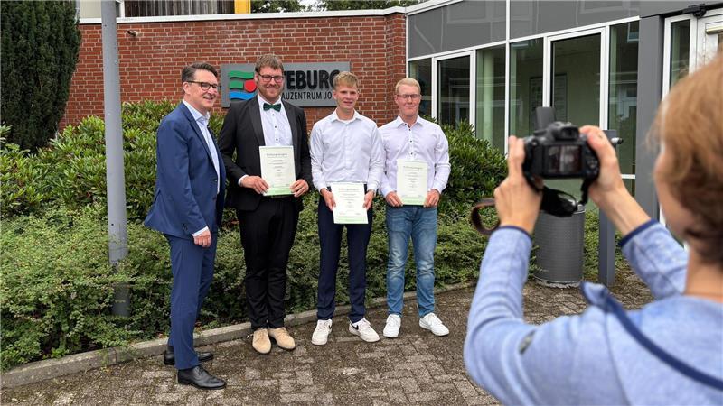 Jacob Hauschildt (zweiter links) schloss seine Gärtnerausbildung als Jahrgangsbester ab.