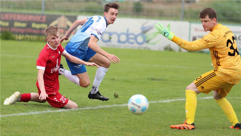 Jacob Kötz hat das 4:0 für den MTV Hammah auf dem Fuß. Der Ball trudelt aber an Wiepenkathens Keeper Florian Obst und am Tor vorbei.