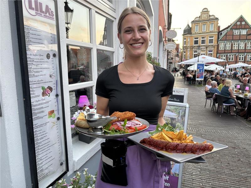 Altstadtfest Stade: So ging’s am Samstagabend in die heiße Phase Jacqueline Hülsen vom Restaurant „Lila's“ am Fischmarkt serviert den Gästen zum Altstadtfest vor allem Currywurst und viele Kleinigkeiten. „Freitag war ein bisschen mehr los als Samstag“, sagt sie.