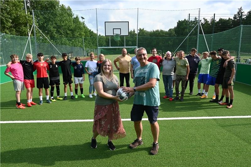 Soccer-Court am Tannenweg in Dollern eingeweiht Jacqueline Jur vom Jugendpflege-Team und Bürgermeister Jan-Hinnerk Burfeind (CDU) starten das Turnier bei der Soccercourt-Eröffnung auf der Sportanlage am Tannenweg in Dollern. Foto: Vasel